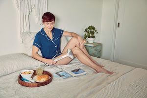 Percussion Pro Handheld Massager with Heat - Lifestyle Front Use - Homedics Canada