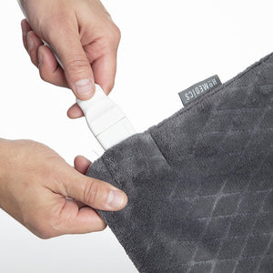 Hands plug in detachable power cord for the Homedics 24 x 24 Plush Oversized Heating Pad