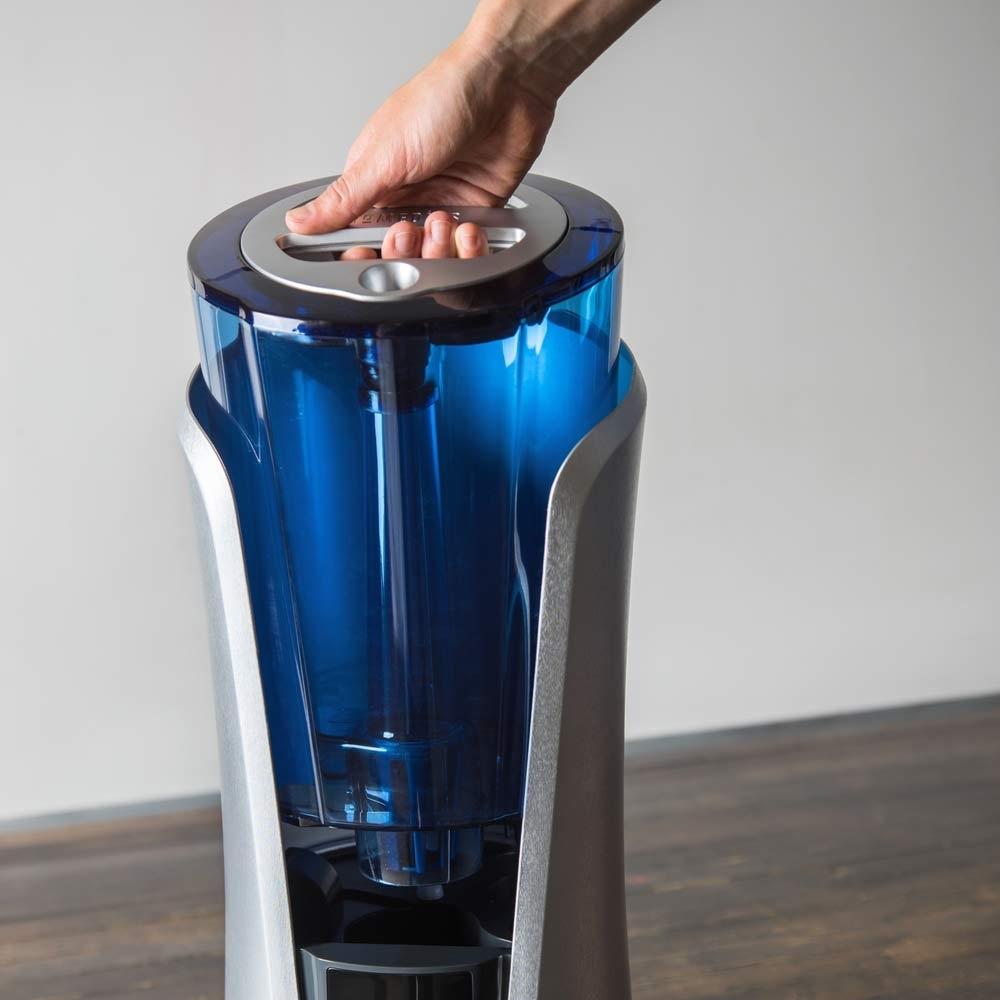 Hand holding the Homedics TotalComfort Humidifier Deluxe carrying handle